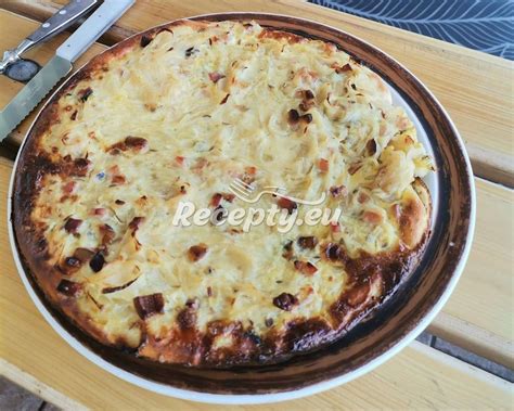 Francouzský cibulový koláč na pizza těstu
